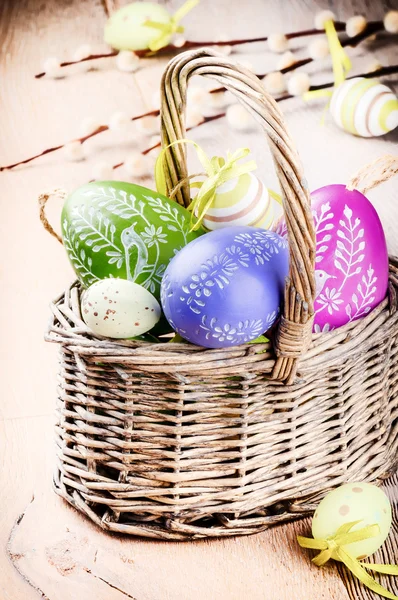 Cesta de vime com ovos de Páscoa — Fotografia de Stock