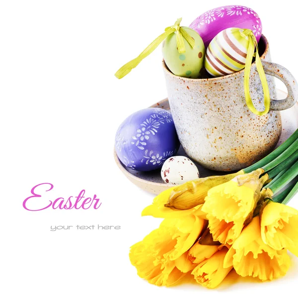 Easter setting with yellow daffodils and eggs — Stock Photo, Image