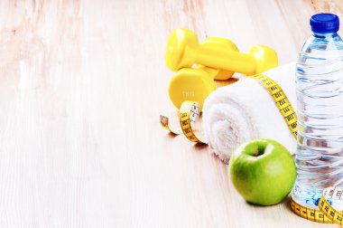 Halter, yeşil elma ve su şişesi