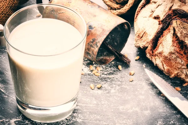 Свіже молоко в заміському сніданку — стокове фото