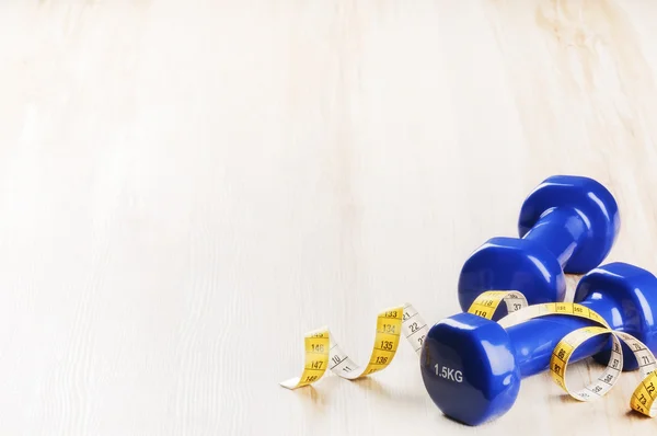 Dumbbells e fita métrica — Fotografia de Stock