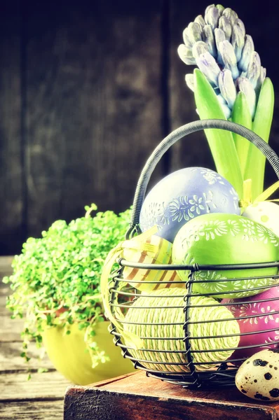 Impostazione di Pasqua con uova decorative — Foto Stock