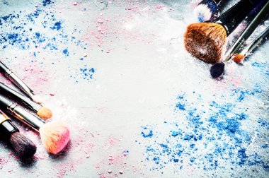 Makyaj fırçaları ve ezilmiş kaptırdın