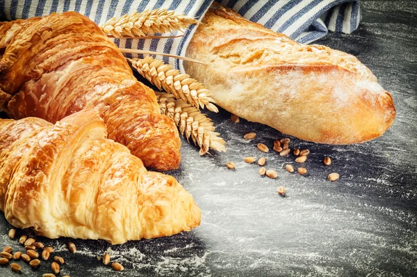 Baked baguette and croissants — Stock Photo, Image