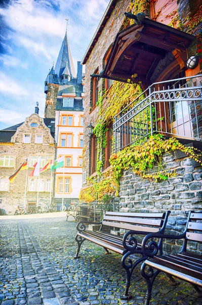 Деревянные скамейки в европейском городе — стоковое фото