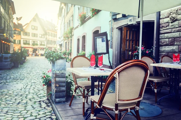 Café terras in kleine Europese stad — Stockfoto