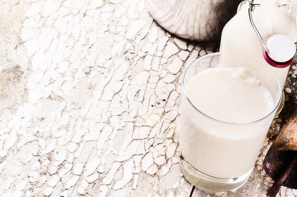 Leche fresca en el desayuno campestre — Foto de Stock