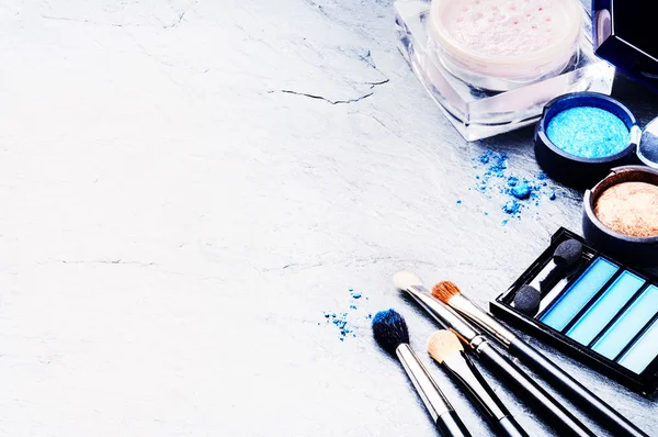 Verschiedene Make-up-Produkte in blauem Ton — Stockfoto