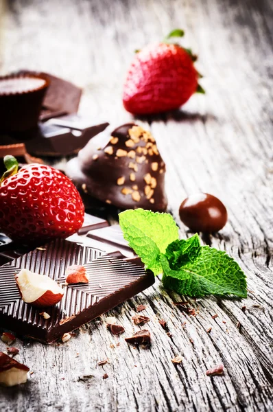 Fina choklad och praliner med färska jordgubbar — Stockfoto