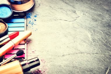 koyu arka plan üzerinde çeşitli makyaj ürünleri