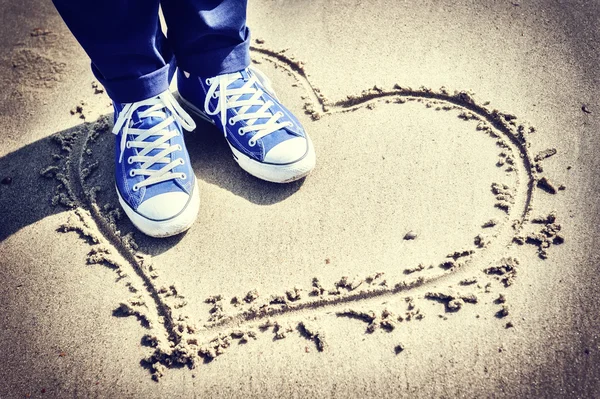 Romantisk miljö med hjärtat logga på stranden — Stockfoto