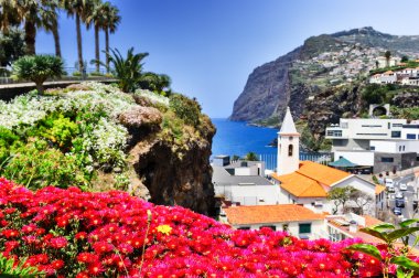 Madeira Adası üzerinde küçük balıkçı köyü