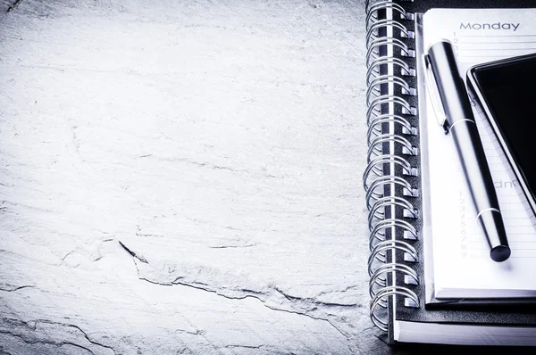 Conceito de negócio com agenda, telefone e caneta — Fotografia de Stock