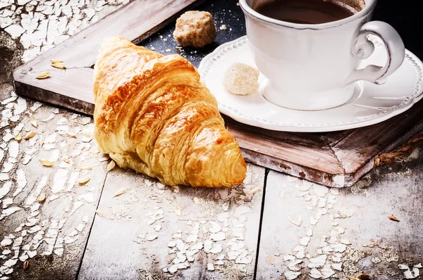 Breakfast setting with coffee and croissant — Stock Photo, Image