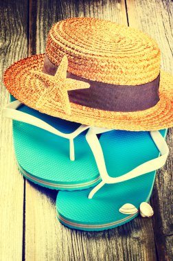 Tatil ayarı flip flop ve hasır şapka ile yaz