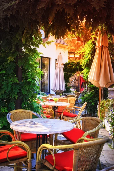 Café terraza en pequeña ciudad europea —  Fotos de Stock