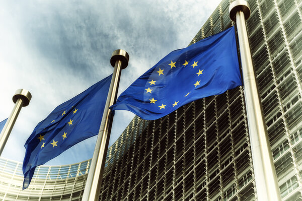 Флаги ЕС перед зданием Европейской комиссии
