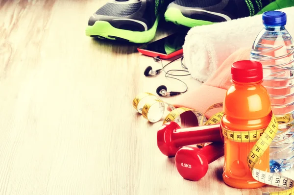 Концепция фитнеса с гантелями, фруктовым соком — стоковое фото