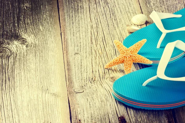 Summer holiday setting with flip flops — Stock Photo, Image