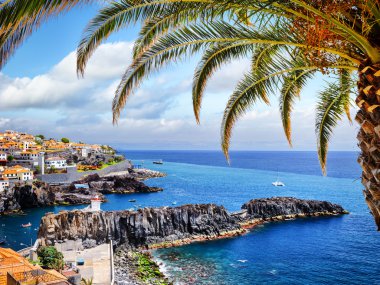 Madeira Adası üzerinde küçük balıkçı köyü