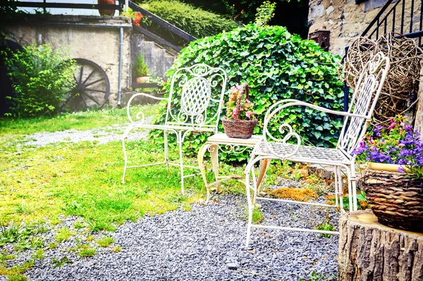 Cadeiras decorativas no jardim do quintal de verão — Fotografia de Stock