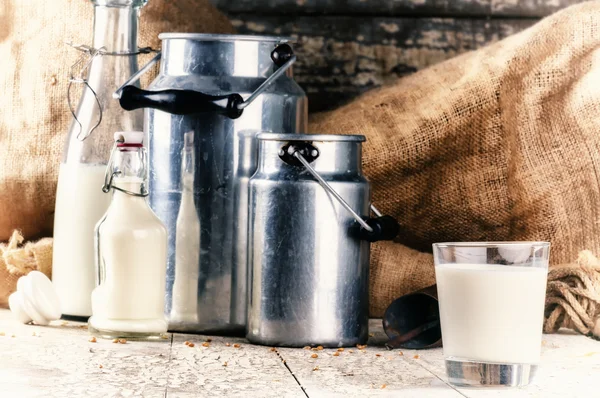 Farm setting with fresh milk — Stock Photo, Image