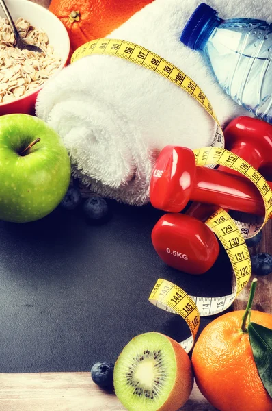 Telaio fitness con manubri e frutta fresca — Foto Stock