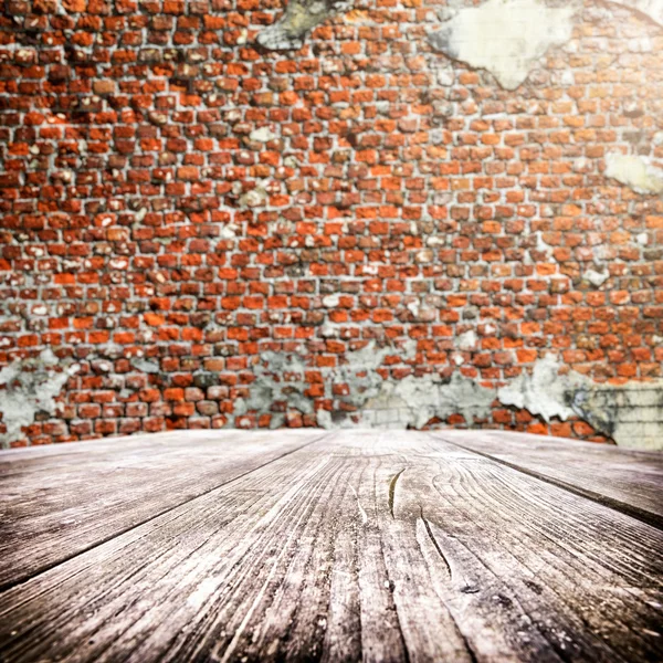 Mesa con pared de ladrillo viejo — Foto de Stock