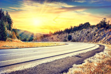 Güzel sonbahar yatay, virajlı yol