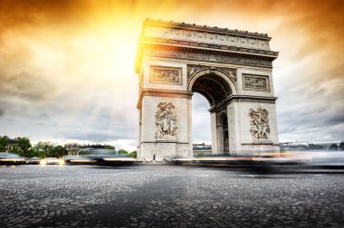 Arc de Triomphe üzerinden günbatımı