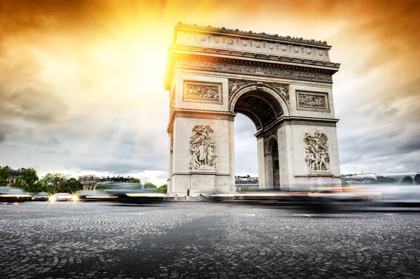Zachód słońca nad Arc de Triomphe — Zdjęcie stockowe