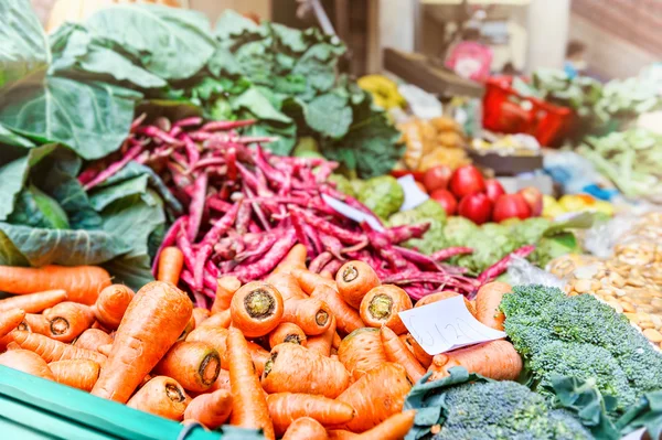 Verse groenten op boerenmarkt — Stockfoto