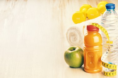 Halter, yeşil elma ve su şişesi