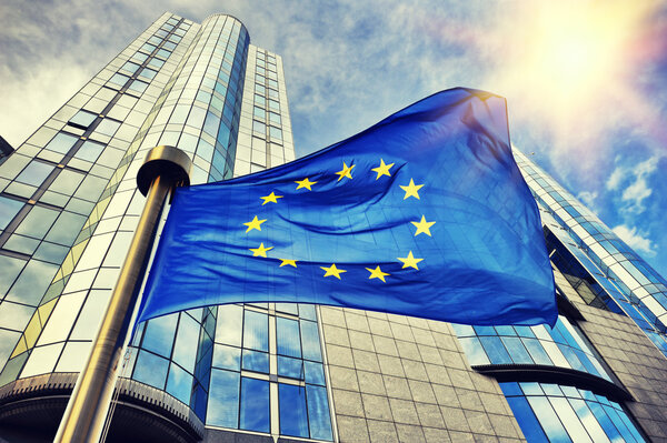 Флаг ЕС размахивает перед Европейским парламентом

