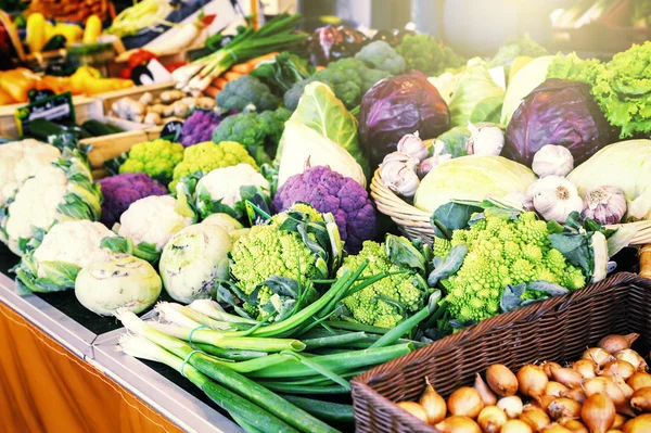 Produtos hortícolas orgânicos frescos no mercado dos agricultores — Fotografia de Stock