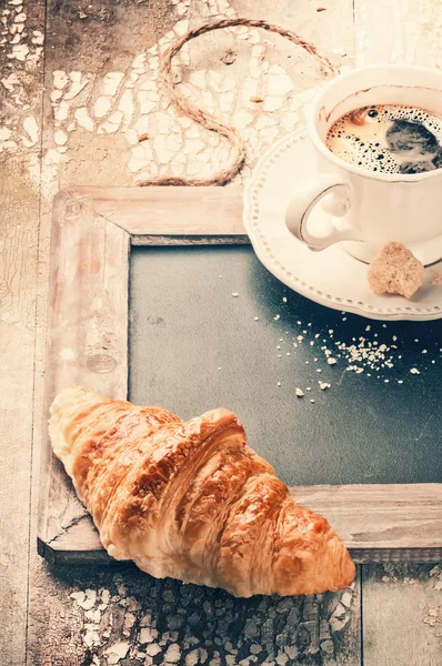 Café da manhã com café e croissant fresco — Fotografia de Stock