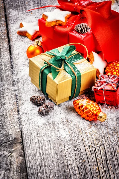 Cenário de Natal com presentes coloridos — Fotografia de Stock