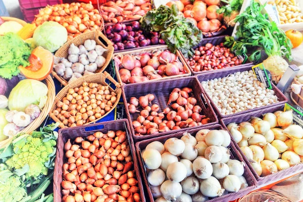 Frisches Bio-Gemüse auf dem örtlichen Bauernmarkt — Stockfoto