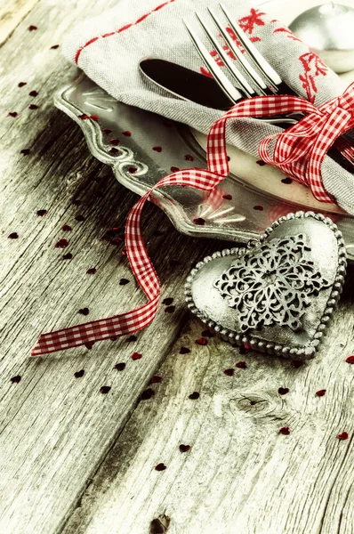 Сервировка стола Святого Валентина с декоративным сердцем — стоковое фото