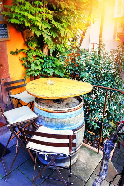 Café terraza en pequeña ciudad europea — Foto de Stock