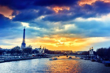Seine Nehri üzerinde güzel gün batımı