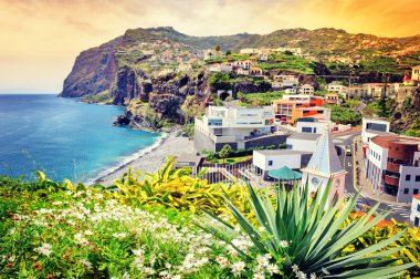 Madeira Adası üzerinde küçük bir köy