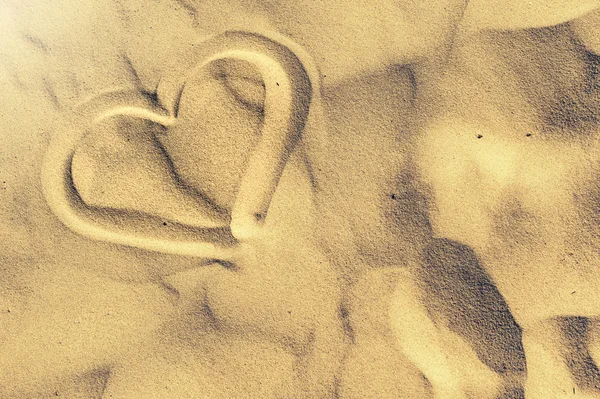 Forma do coração desenhado na areia — Fotografia de Stock
