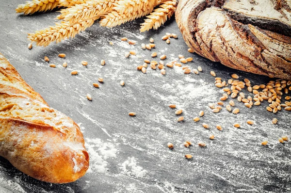 Rustikales Gestell mit frisch gebackenem Brot — Stockfoto