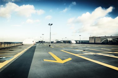 Çatı yağmur sonra otopark