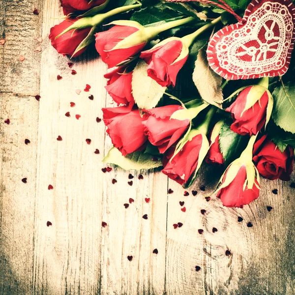 Μπουκέτο με κόκκινα τριαντάφυλλα με διακοσμητική καρδιά — Φωτογραφία Αρχείου