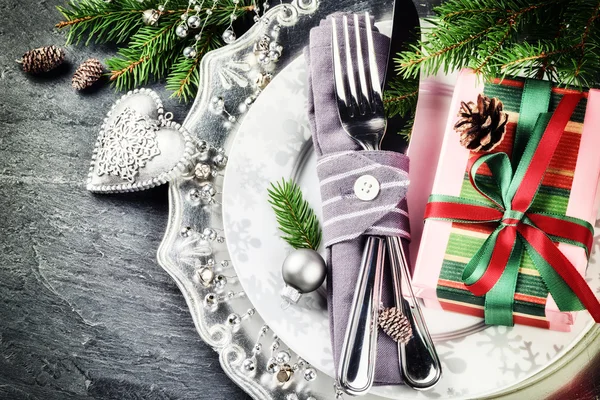 Mesa de Navidad con caja de regalo —  Fotos de Stock