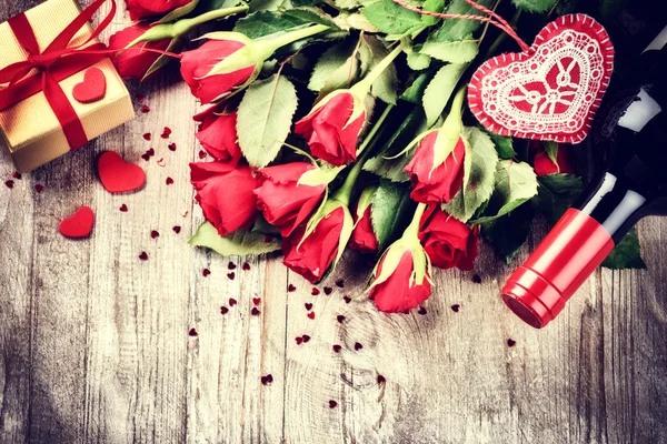 O cenário de São Valentim com buquê de rosas — Fotografia de Stock