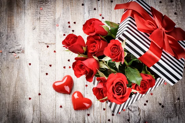 Der erste Valentinstag mit roten Rosen — Stockfoto