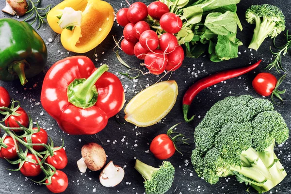 Friss organikus zöldségek és fűszernövények — Stock Fotó